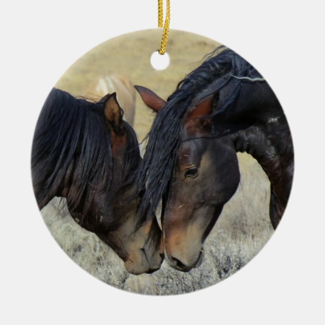 Två bruna Vild Horses Nuzzling Julgransprydnad Keramik (Framsidan)