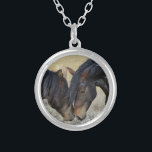 Två bruna Vild Horses Nuzzling Silverpläterat Halsband<br><div class="desc">Ett par bruna hästar som delar ett ömtåligt ögonblick i grassi fält. Dessa två bruna målarhästar kan ses som varsamt munkavlar varandra och njuter av varandras företag. Deras tuggmaner blåser i brisen. Visa makt,  vänlighet och frihet. Underbar för hästälskare.</div>