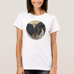 Två bruna Vild Horses Nuzzling Tee<br><div class="desc">Ett par bruna hästar som delar ett ömtåligt ögonblick i grassi fält. Dessa två bruna målarhästar kan ses som varsamt munkavlar varandra och njuter av varandras företag. Deras tuggmaner blåser i brisen. Visa makt,  vänlighet och frihet. Underbar för hästälskare.</div>