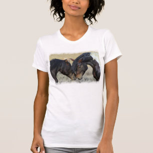 Två bruna Vild Horses Nuzzling Tee Shirt