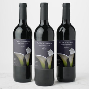 Två calla lilies på svart vinflaska etikett