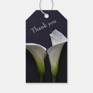 Två calla lilies på svarta bröllop presentetikett