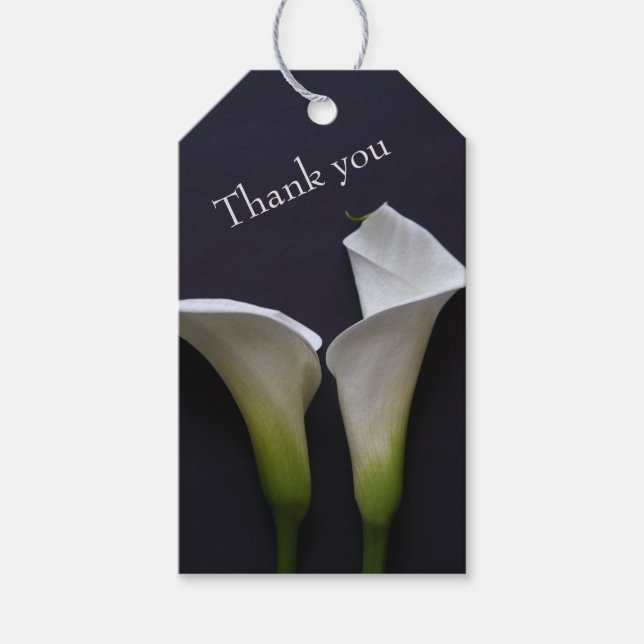 Två calla lilies på svarta bröllop presentetikett (Framsidan)