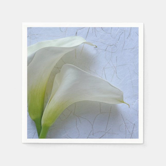 Två calla lilies på texturerad papper pappersservett (Framsidan)