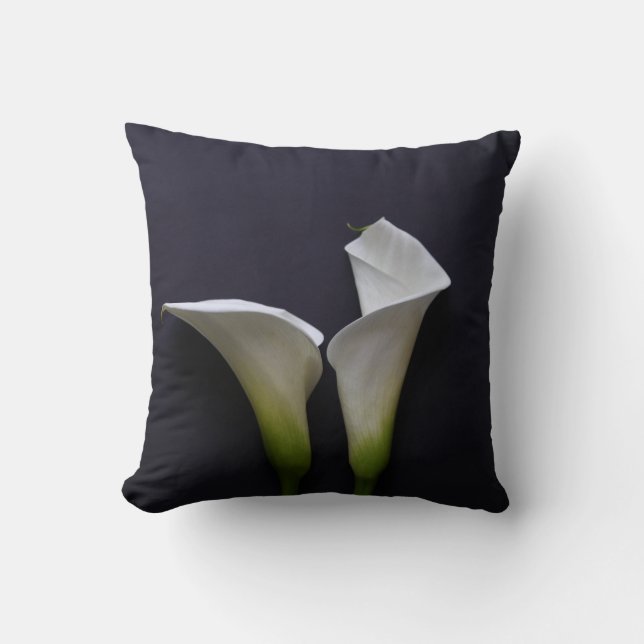 Två calla liljor på svart kudde (Framsida)