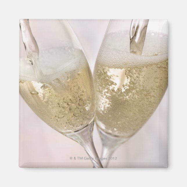 Två champagneflöjt fylls med mousserande magnet (Framsidan)