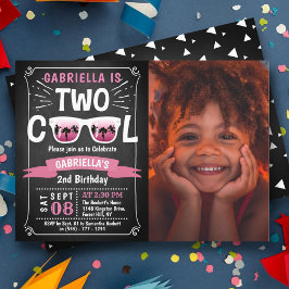 Två Coolor: Skåpfoto på kalkbräda 2:a födelsedag Inbjudningar