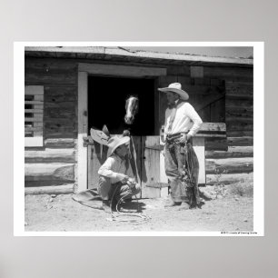 Två cowboys som står bredvid en ladugård med en poster
