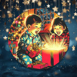 Två Cute Vintage - asiatiska barn - jul Runt Klistermärke<br><div class="desc">En ljuv illustration av två asiatiska barn som öppnar julklappar i tecknad bok popkonst stil. Söt färgklistermärken för färgning av Helgdag för att försegla julkortets höljen.</div>