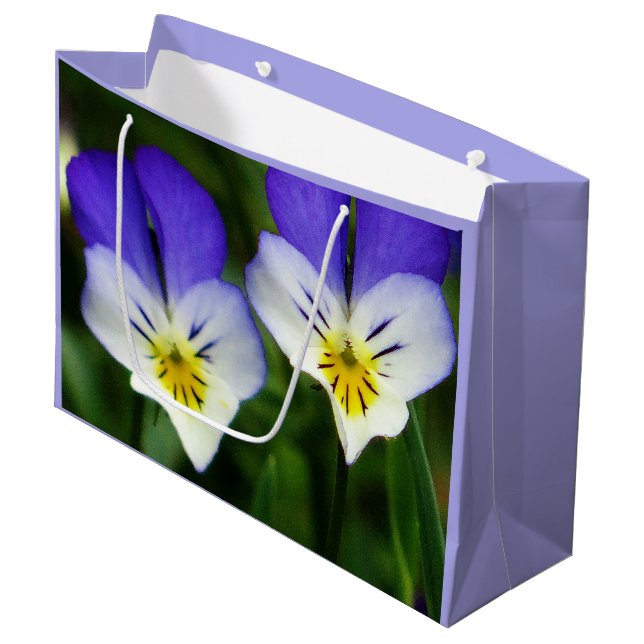 Två Cute Viola Flowers Gift Bag (Framsidan Vinklad)
