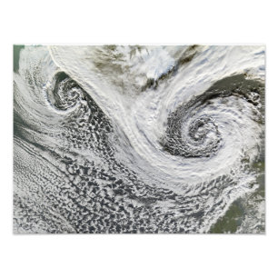 Två cyclones som bildas i tandema söder av fototryck