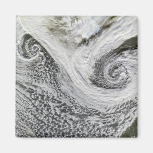 Två cyclones som bildas i tandema söder av magnet