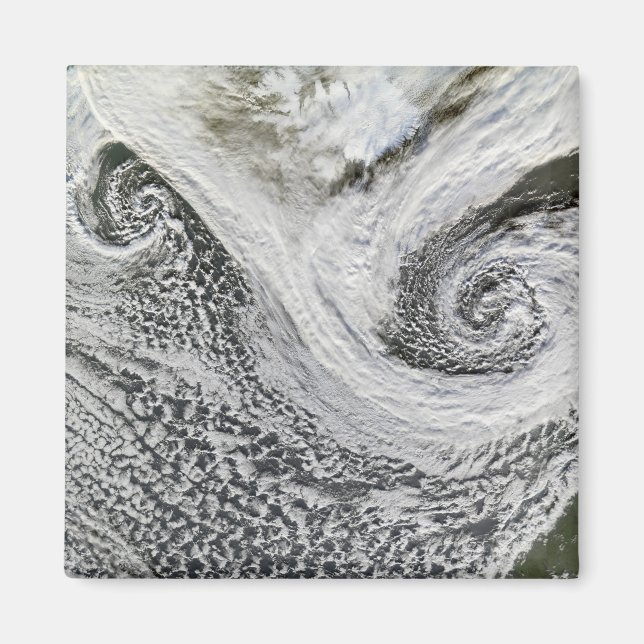 Två cykloner bildade tillsammans söder om Islandet Magnet (Framsidan)