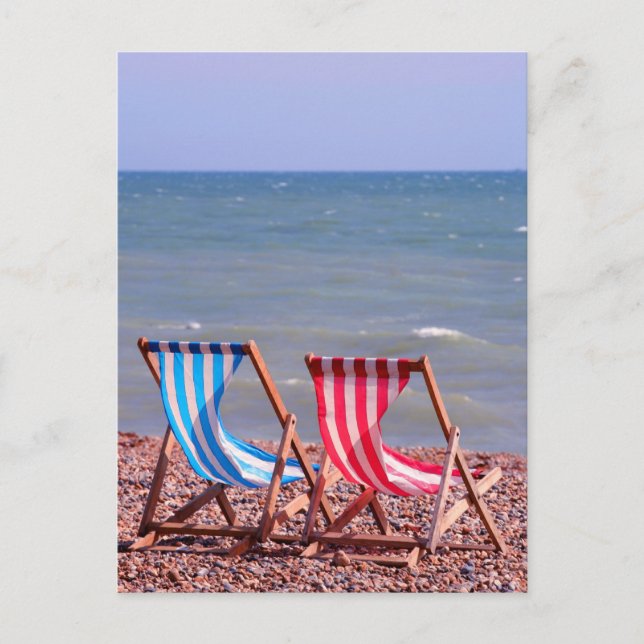 Två deckstolar på stranden vykort (Framsida)