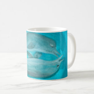 Två delfiner som spelar upp Vild och är fria i hav Kaffemugg