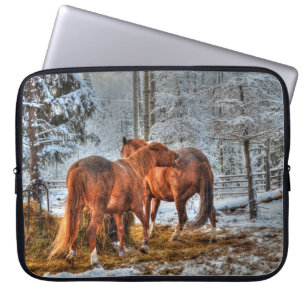 Två Dun Chestnut Horses Biting Roligt Equine Photo Laptop Sleeve