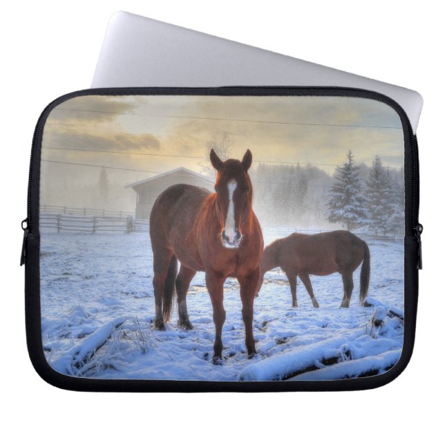 Två Dun Horses Chestnut vid Sunrise Equine Photo Laptop Sleeve (Framsidan)