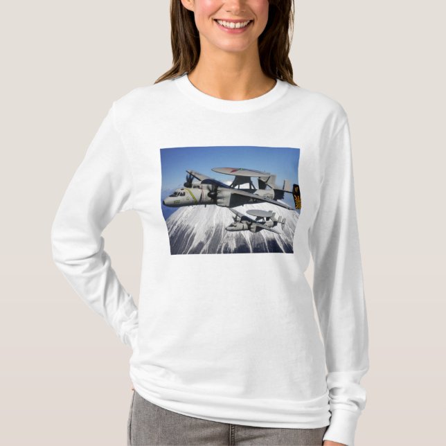 Två E-2C Hawkeyes flyger T-shirt (Framsida)