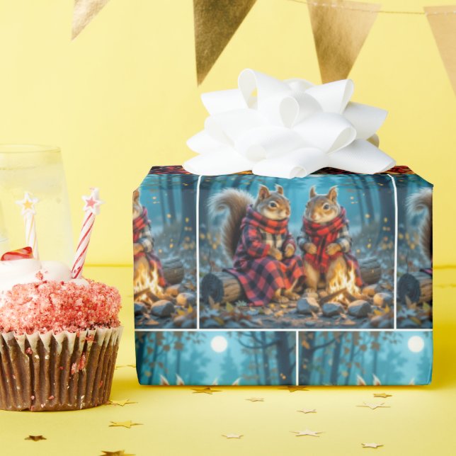 Två ekorrar som gillar en höstkampanj presentpapper (Födelsedagsfest)