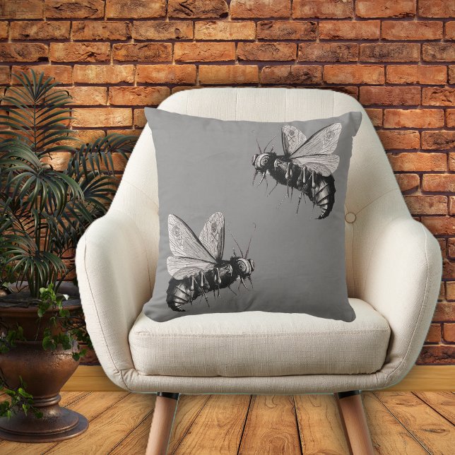 Två exempel på gotiskt svartvita bin Grått Kudde (Two scary big bees black and white with skull wings on grey home decor pillow.)