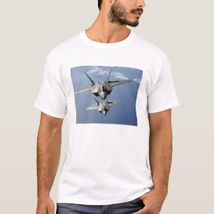 Två F-22 Raptors flyger över Stilla havet Tee Shirt