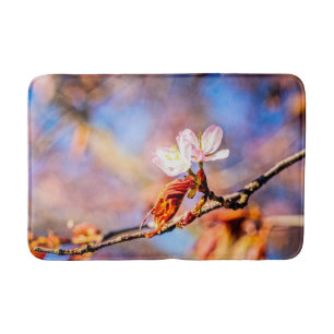 Två fantastiska Sakura-blommor. Rosa, blå bakgrund Badrumsmatta