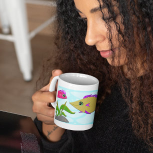 Två färgade fiskar kaffemugg