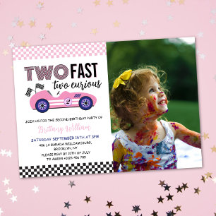 Två Fast Rosa Tävling Car Girl 2 Birthday Photo Inbjudningar