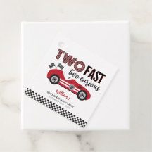 Två Fast två Nyfikna röda Tävling-bilars födelseda