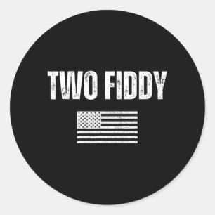 Två Fiddy Amerikansk Flagga Humor Patriot Meme Her Runt Klistermärke