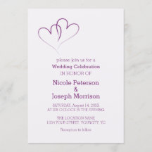 Två flätade samman purpurfärgade hjärtor