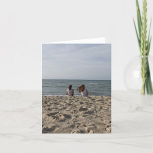 Två flickor på sandig strand: 2 flickor vänder mot kort