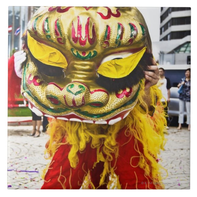 Två folk i den kinesiska drakedräkten, Qingdao, Kakelplatta (Framsidan)