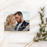 Två foto | Faux Guld Modern Script Spara datum Meddelande Vykort<br><div class="desc">Med den här visuella och eleganten sparas vykortets datum med två av dina favoritfoton,  med ett handskript som ser ut som trendig faux guld. På baksidan finns ett andra foto med övertäckning och mer information och information om bröllop. Ett enkelt och modernt utseende som passar perfekt med stil!</div>
