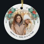 Två foto-lyckor är du Friend Holly och Gräs Julgransprydnad Keramik<br><div class="desc">Fina prydnadsföremål med dina anpassningsbar foton, hullbär och gräs med söt, handskriven stil typografi. Designen är dubbla-sidig och redot är inställt för att du ska kunna lägga till foton och personliger längst fram och bakåt. Exempelformuleringen lyder: "lycka är ... att ha dig som min vän" och du kan redigera detta...</div>