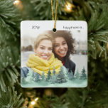 Två foto-lyckor är du i min Life Gräs-skog Julgransprydnad Keramik<br><div class="desc">Vänskapen är ornament med anpassningsbarnas foton som gränsar till en grönt gräs träd-skog och redigerbar ordalydelse. Utformningen är dubbla-sidig och redot är inställt för att du ska kunna lägga till dina storleka fullt längst fram och bakåt. Året och ordalydelsen är fullt redigerbara - exempelformuleringen lyder "lycka är ... att ha...</div>