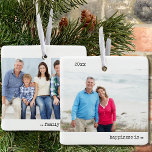 Två foto-lyckor är familjejul - minimalistisk julgransprydnad keramik<br><div class="desc">Minimalistisk prydnad med dina anpassningsbar-foton och den moderna skrivskrivaren stil-typografi. Utformningen är dubbla-sidig och redot är inställt för att du ska kunna lägga till dina storleka fullt längst fram och bakåt. Året och ordalydelsen är fullt redigerbara - exempelordalydelsen lyder "lycka är familjejul".</div>