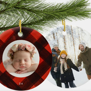 Två fotojulfärgade, rödsvarta, blekta julgransprydnad keramik
