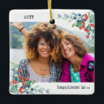 Två fotolyckor är du som Friend Holly Berries Julgransprydnad Keramik<br><div class="desc">Vänskapen är prydlig med anpassningsbarnas foton,  hollina,  vinterbär och redigerbar ordalydelse. Utformningen är dubbla-sidig och redot är inställt för att du ska kunna lägga till dina storleka fullt längst fram och bakåt. Året och formuleringen är fullt redigerbara - exempelformuleringen lyder "lycka är ...  att ha dig som vän".</div>