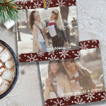 Två fotolyckor är du som Friend Red Snowflake Julgransprydnad Keramik<br><div class="desc">Röd och vit snöflingans fotoornament med anpassningsbarnas foton och penselskripttypografi. Utformningen är dubbla-sidig och redot är inställt för att du ska kunna lägga till dina storleka fullt längst fram och bakåt. Året och formuleringen är fullt redigerbara - exempelformuleringen lyder "lycka är ...  att ha dig som vän".</div>