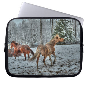 Två friendly Ranch Horses som spelar i Snö 2 Photo Laptop Sleeve