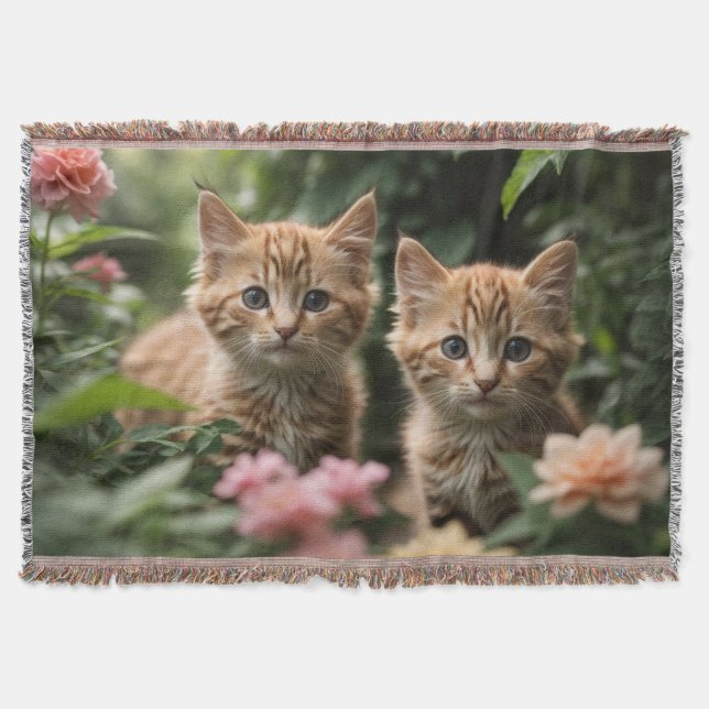 Två Ginger Kittens utforskar en Lush Garden Filt (Framsidan)