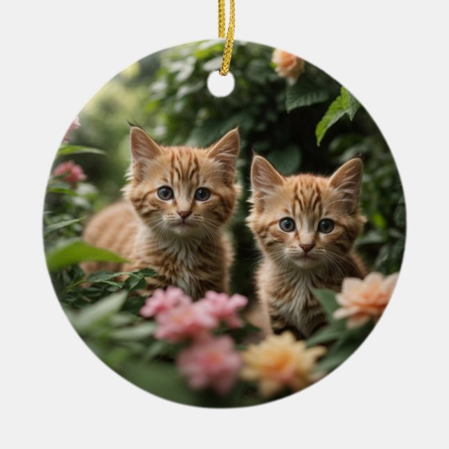 Två Ginger Kittens utforskar en Lush Garden Julgransprydnad Keramik (Framsidan)