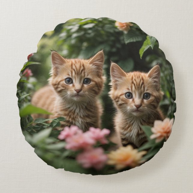 Två Ginger Kittens utforskar en Lush Garden Rund Kudde (Framsidan)