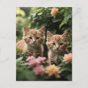Två Ginger Kittens utforskar en Lush Garden Vykort