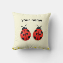 Två glada nyckelpigor på en gul bakgrund