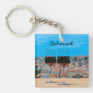 Två glas rött vin med sikte på Dubrovnik