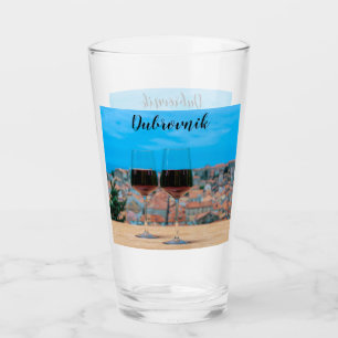Två glas rött vin med sikte på Dubrovnik