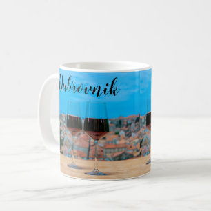 Två glas rött vin med sikte på Dubrovnik Kaffemugg