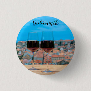 Två glas rött vin med sikte på Dubrovnik Knapp